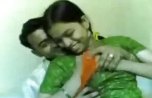 XXX Ciuman panas dan belaian dua kontol sedarah lesbian muda