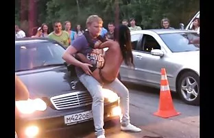 XXX Pasangan dewasa sedarah itu menawarkan gadis itu untuk pulang bersama mereka