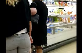 XXX Keparat pirang cantik di pintu ml sedarah masuk depan dan belakang.