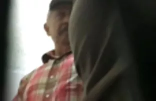 XXX Pacarnya sedang memalu kisah nafsu sedarah gadis lain