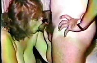 XXX Pelacur-pelacur panas menangkap lelaki itu cerita intim sedarah dengan telur-telur di latar belakang alam