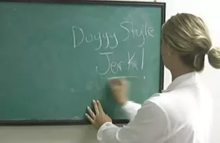 XXX Rambut pirang dengan tindik di klitoris dan kulit hitam yang sehat sex sedarah mama