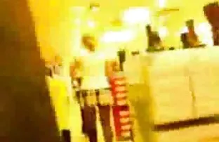 XXX Cewek di toko seks mengambil keuntungan dari novel sex sedarah lingga