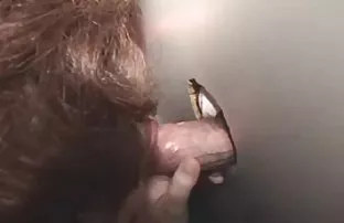 XXX Pria dengan kacamata membantu si cerita seksedarah pirang dengan penisnya